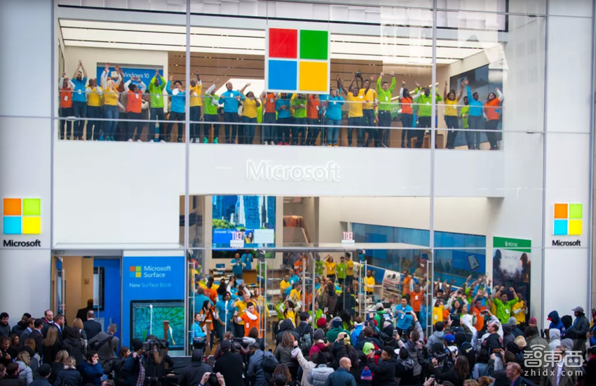 微软在纽约第五大道挨着苹果开了家旗舰店 来感受下