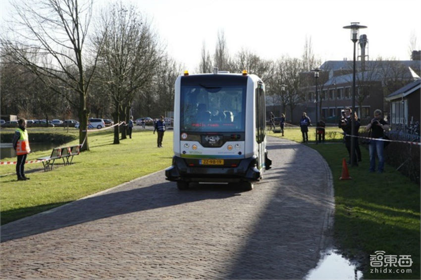 视频：无人驾驶公交荷兰上路 目测大波公交司机要下岗