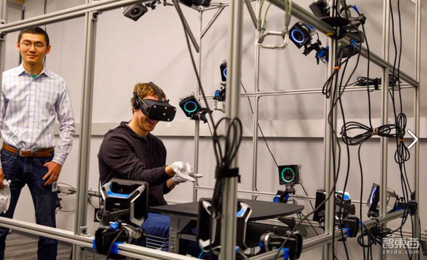 扎克伯格走进绝密Oculus实验室 把玩神秘触觉白手套