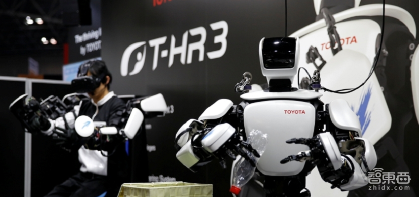 摘番茄、戴VR，机器人在东京玩得很热闹！