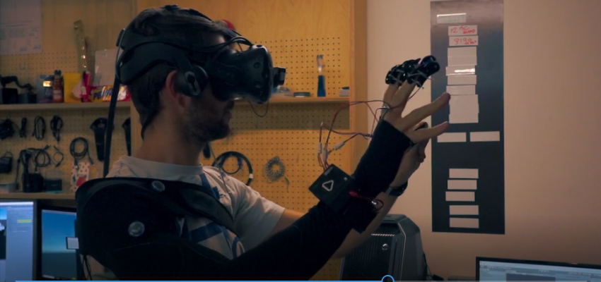 英创企研发VR套装，可模拟现实操作过程中的触觉