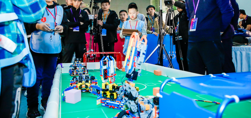 这群中小学生的机器人比赛登上了人民日报头版！
