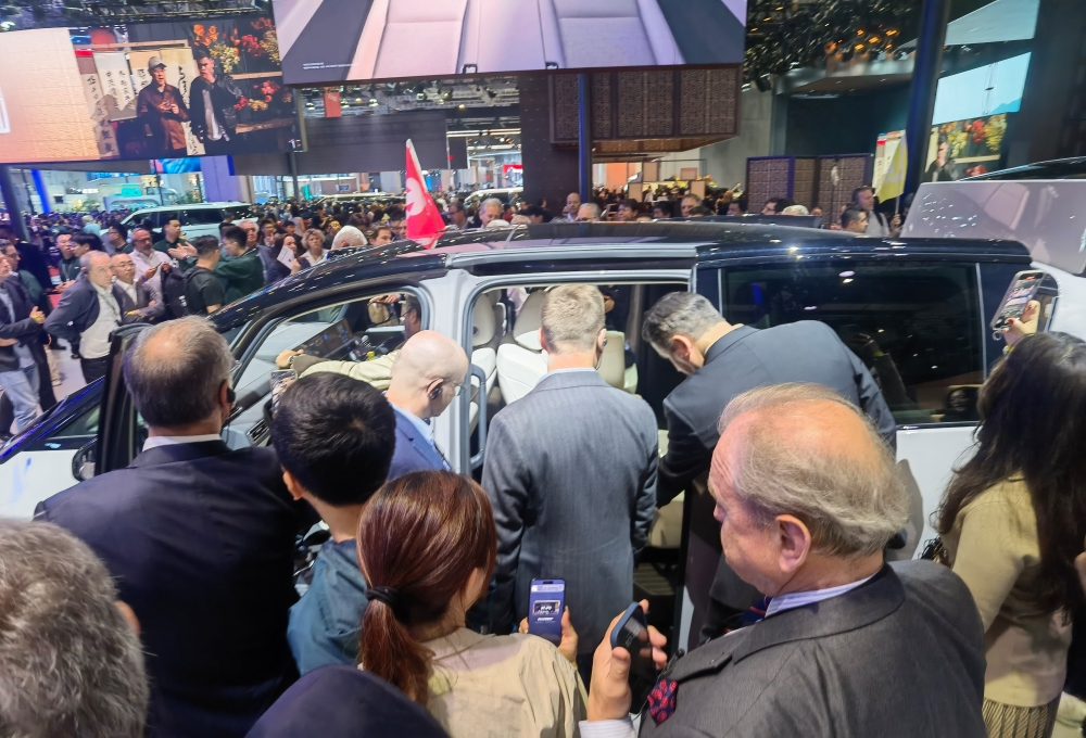 上海车展首日:雷军没来小米展台仍爆满,余承东预言新车“大爆”,何小鹏忙着遛“人”