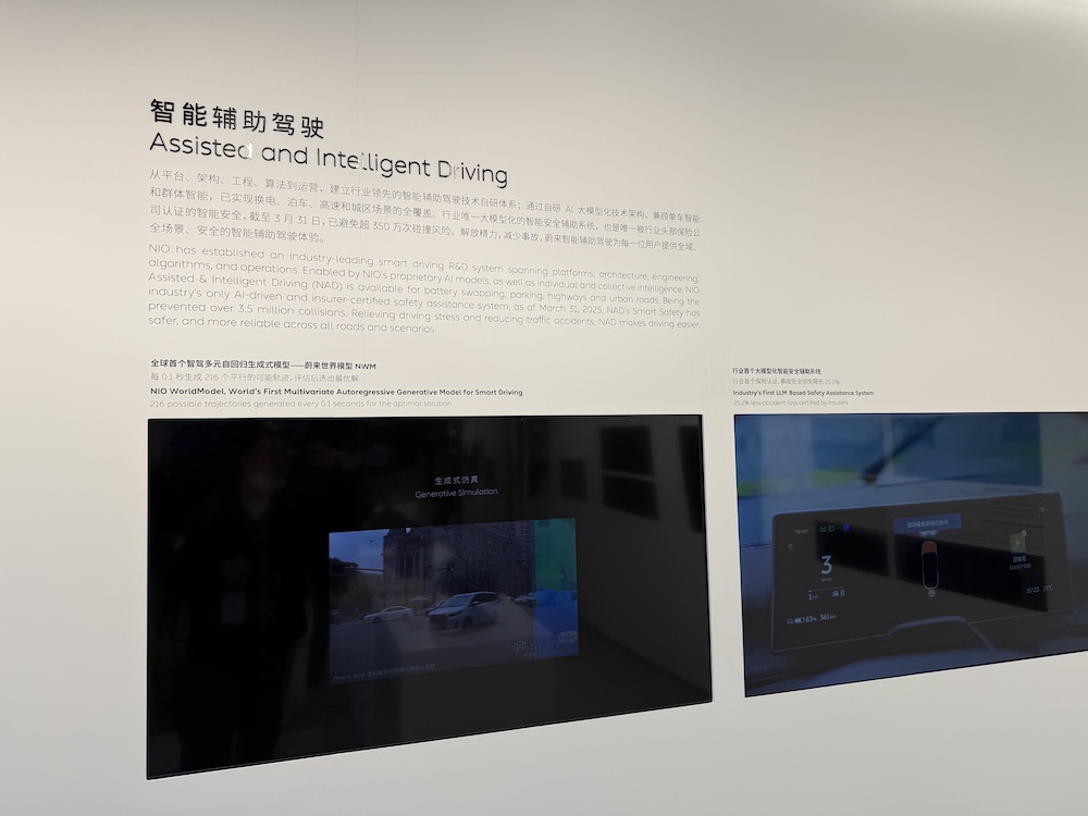 上海车展首日:雷军没来小米展台仍爆满,余承东预言新车“大爆”,何小鹏忙着遛“人”