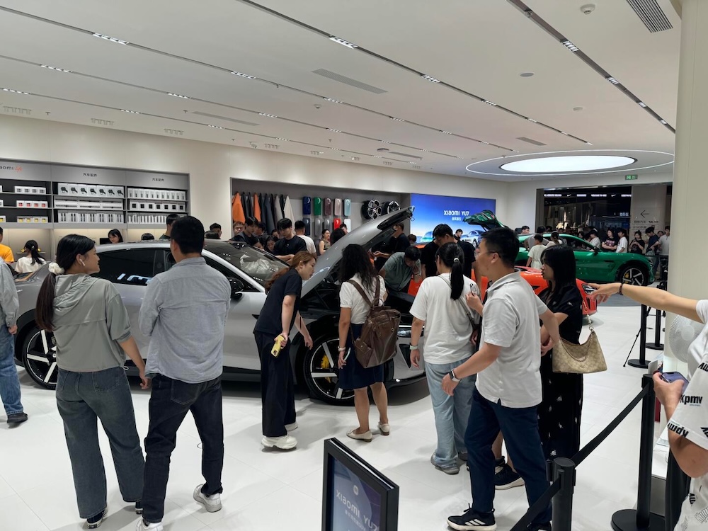 小米YU7上市96小时:门店营业至凌晨三点,黄牛加价2万倒卖,友商报销定金抢单