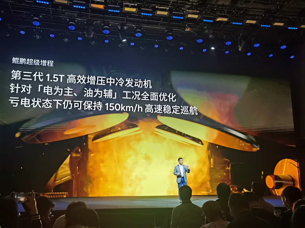 小鹏X9增程版预售35万起!何小鹏感慨不再是纯电车企,现场拆机器人