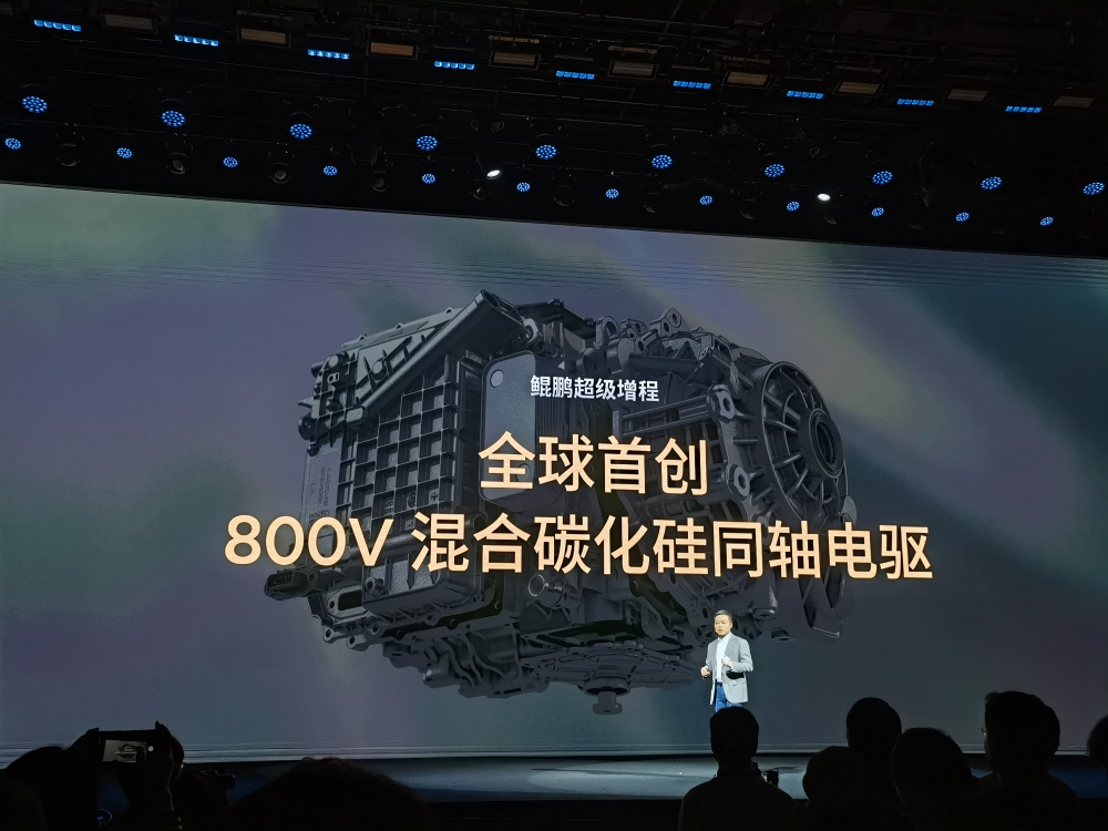 小鹏X9增程版预售35万起!何小鹏感慨不再是纯电车企,现场拆机器人