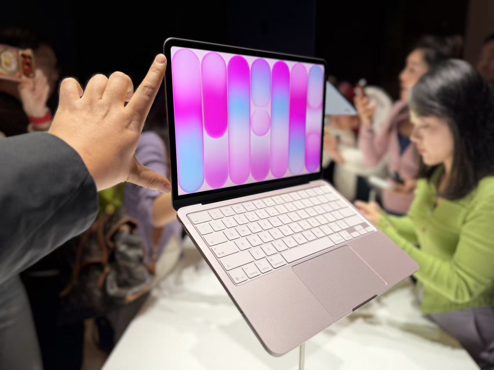 刚刚,库克掀桌!史上最便宜MacBook下到3999元,年轻人第一台苹果电脑?