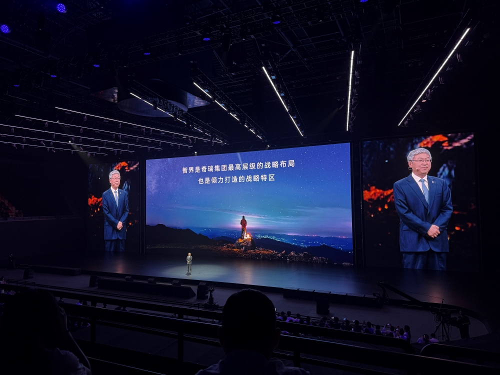 38.98万起,鸿蒙智行首款MPV开卖!余承东现场开打丰田埃尔法