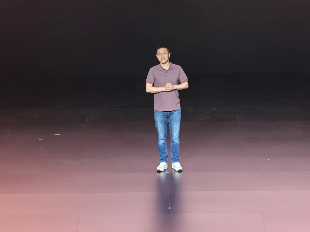 乐道L80 24.28万起开售!李斌20分钟光速发布,现场展示车内大空间