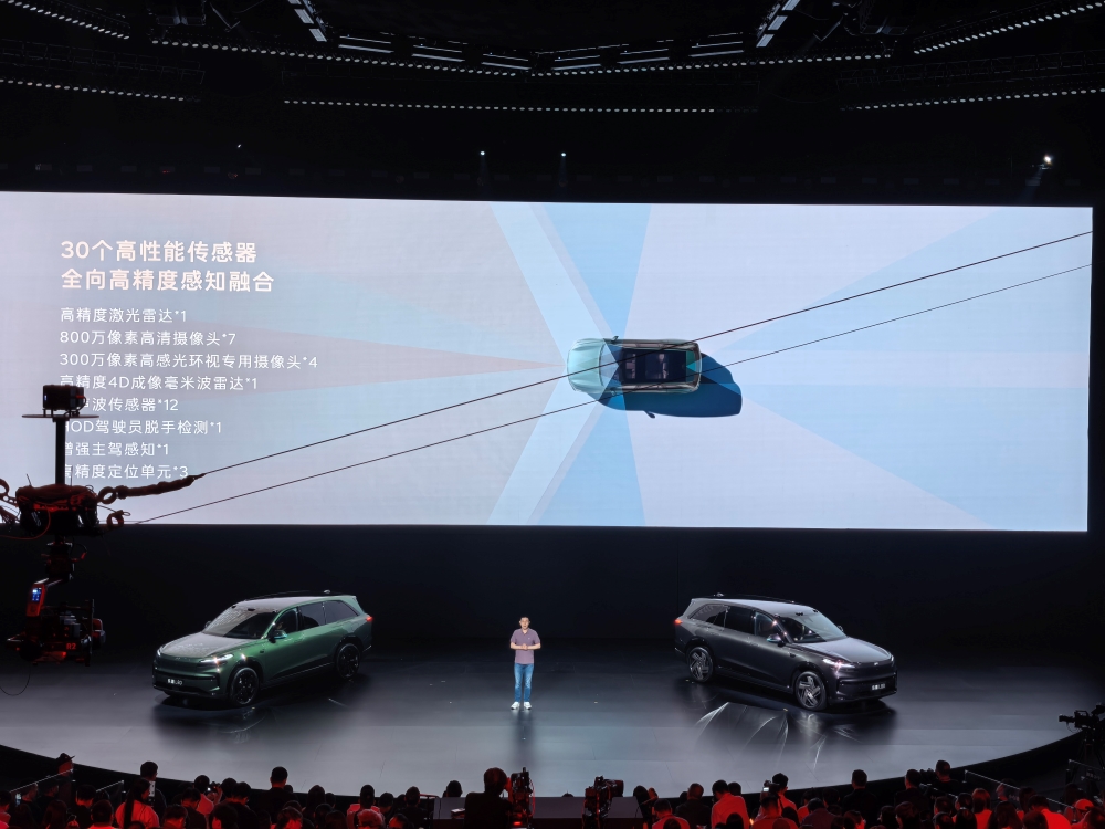 乐道L80 24.28万起开售!李斌20分钟光速发布,现场展示车内大空间
