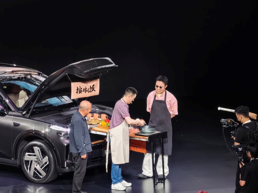 乐道L80 24.28万起开售!李斌20分钟光速发布,现场展示车内大空间