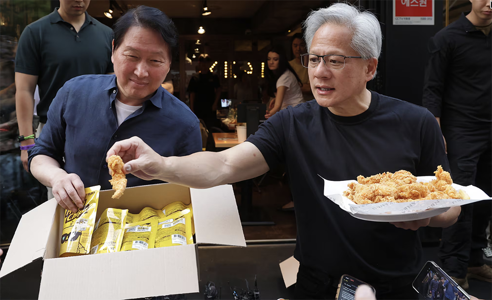 黄仁勋在韩国玩嗨了:送亲签5090,上综艺跳舞,喊话逢低买入