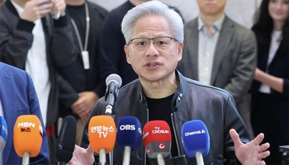 黄仁勋在韩国玩嗨了:送亲签5090,上综艺跳舞,喊话逢低买入