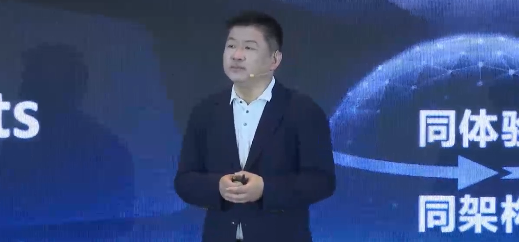 华为云WAIC“亮剑”企业AI,周跃峰拆解智能体规模化落地步骤