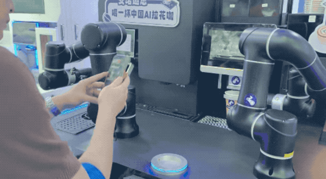 世界机器人大会人流挤爆!暴走8万步逛完:赛博员工集体上岗,炫技秀智商搞抽象