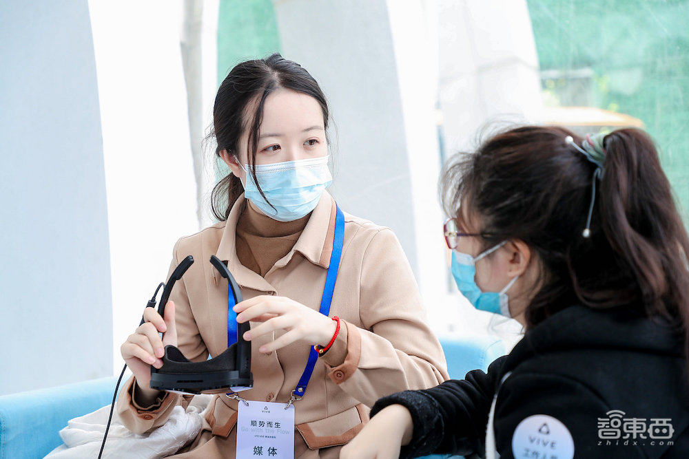 HTC VIVE Flow首发体验：手机化身控制器，应用生态有惊喜