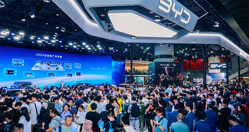 日均入账21亿!比亚迪交出最强年报,全年研发投入超500亿