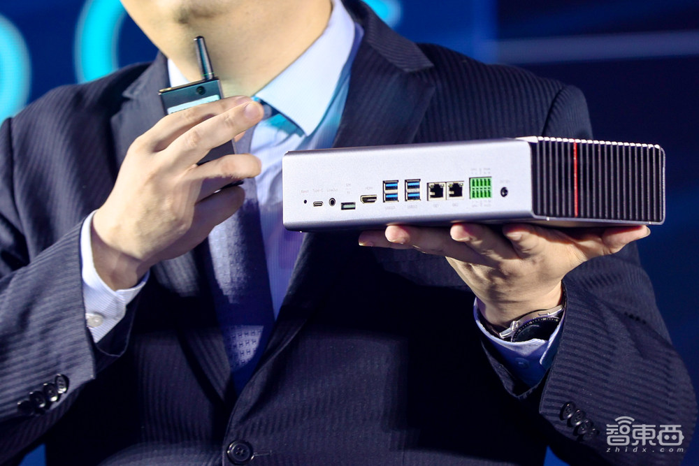 “深目”AI模盒发布！云天励飞将大模型塞进小盒子，千元成本实现训推一体