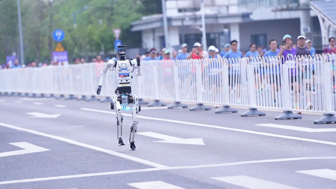 机器人半马收官！北京人形斩获勇士挑战赛冠军、最佳设计奖，行业捧起团体金牌