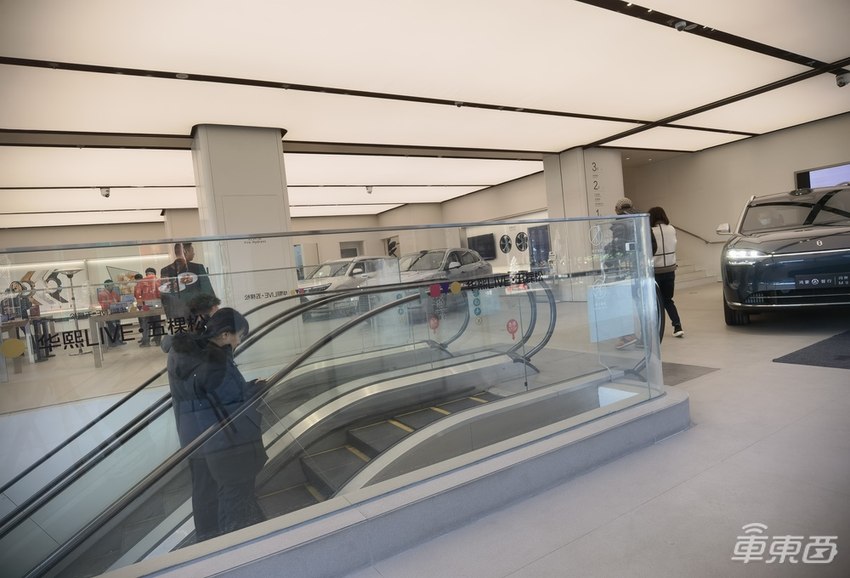 问界M9有多火？BBA车主扎堆体验，有人卖掉百万豪车选择下定