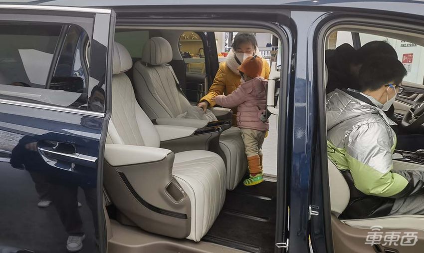 实探腾势门店：豪华车主扎堆看，比亚迪亲儿子突围高端