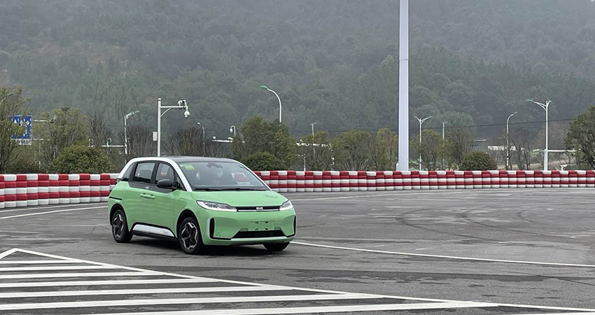 抢先体验滴滴定制网约车：后排堪比头等舱，能看电视能唱歌