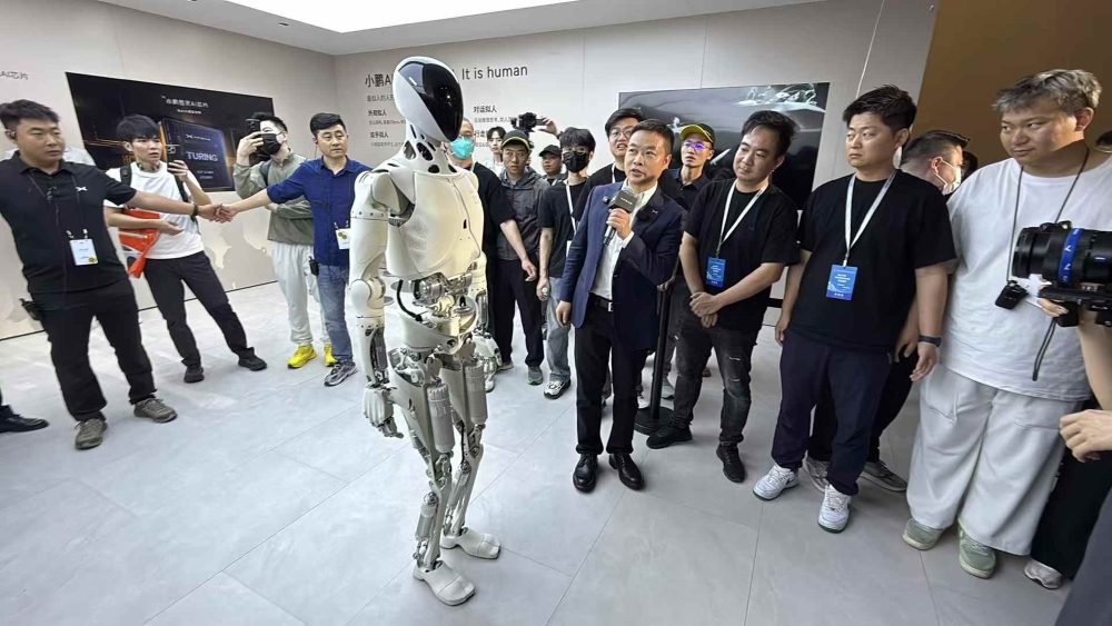 何小鹏官宣8大新车！剧透芯片机器人时间表，喊话Q4盈利