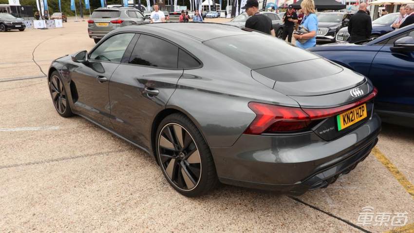 外媒试驾奥迪e-tron GT:与保时捷Taycan同平台打造,零百加速仅需4.1秒