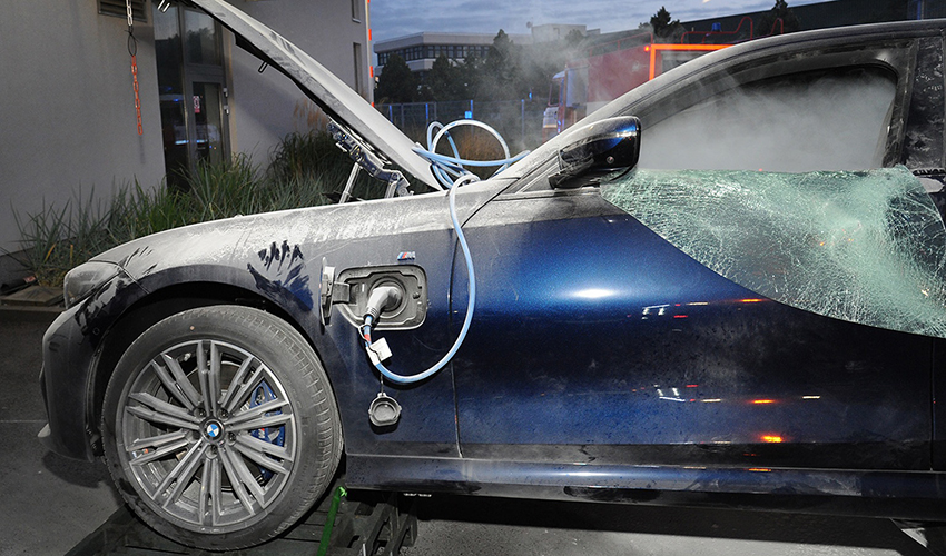 宝马3系插混版在捷克自燃！又是三元锂电池的锅？