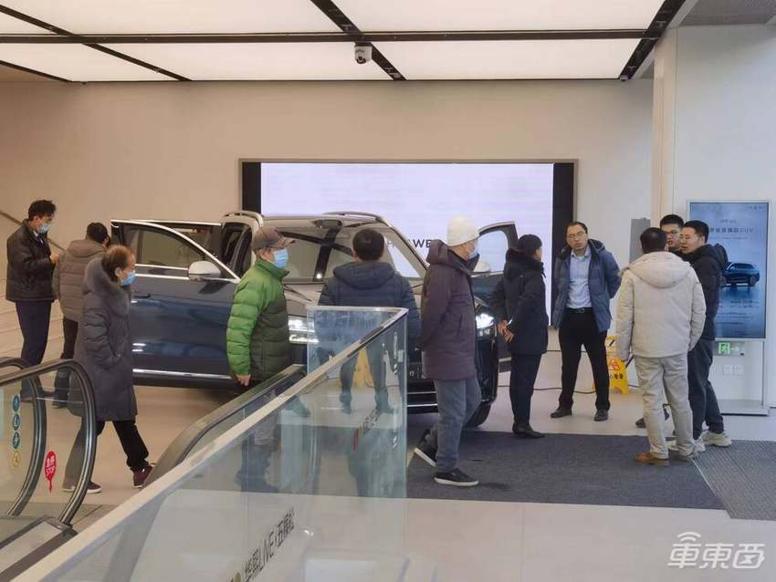 问界M9有多火?BBA车主扎堆体验,有人卖掉百万豪车选择下定