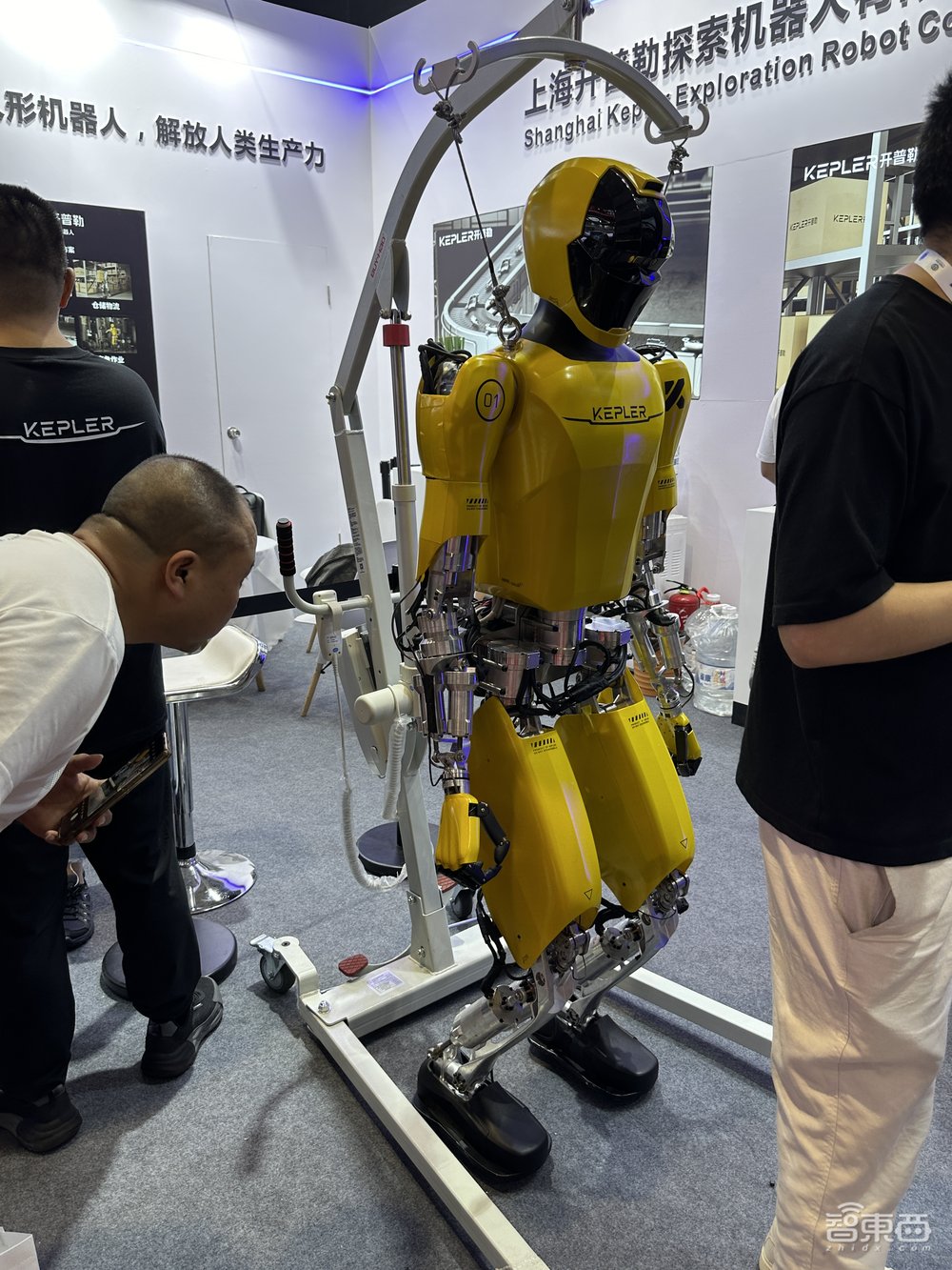 逛遍世界机器人大会:27款人形机器人爆场,机械臂大跳刀群舞,仿生人逼真到恐怖