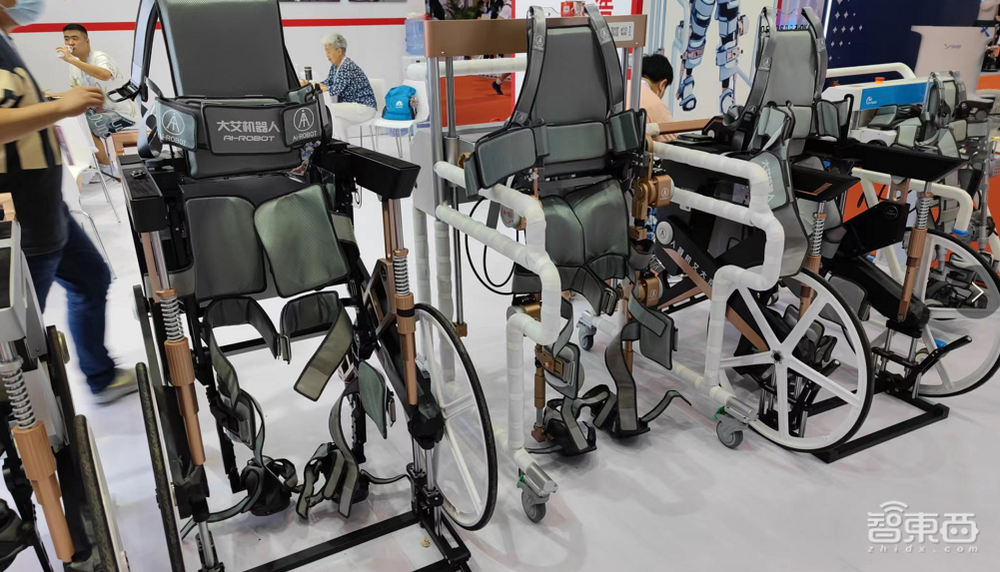 邓丽君现场“复活”！130只机器狗群舞，世界机器人大会7大亮点揭秘