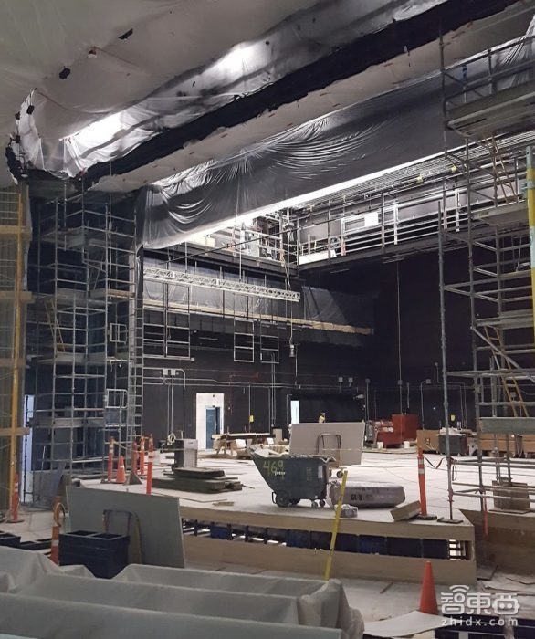 智东西晚报:乔布斯剧院内部曝光 木质材料装饰;松下展示“会走”的冰箱