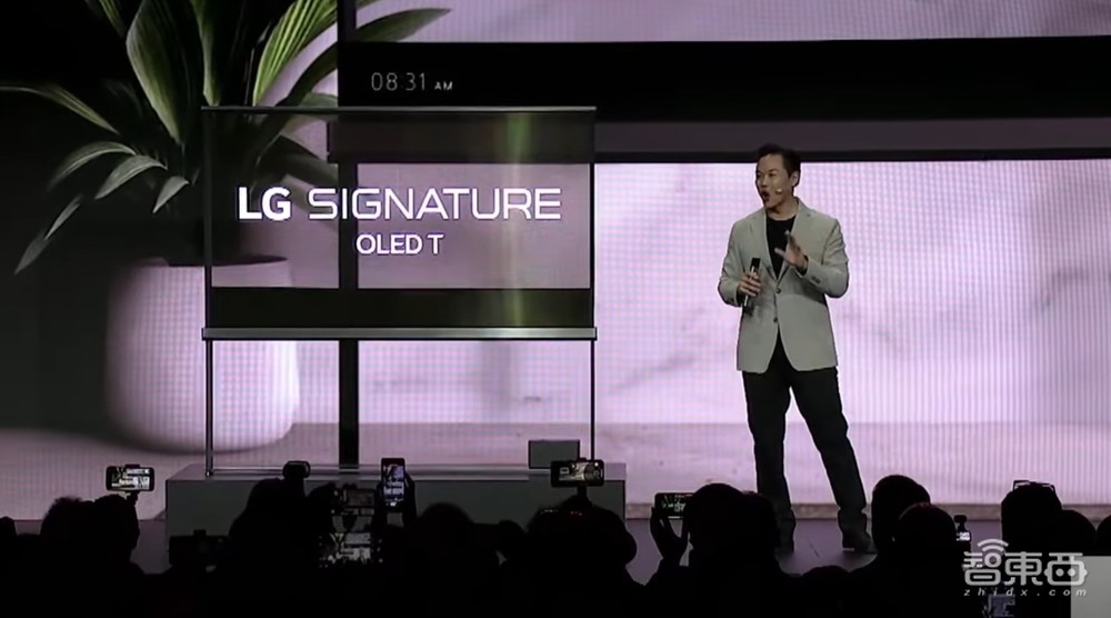 CES 2024丨PC新物种大爆发,透明屏乱战,车载屏火了,AI正深入一切!