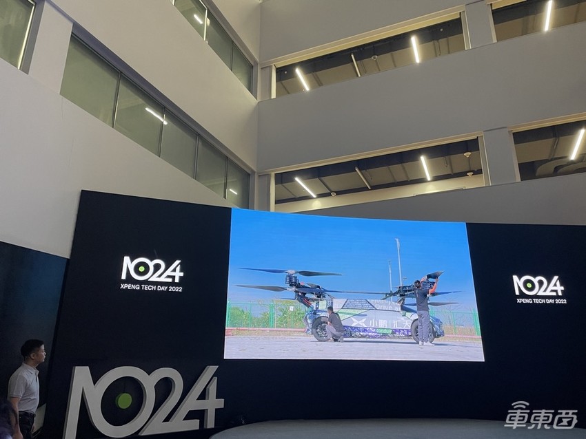 小鹏狂秀科技实力！智驾逐步甩掉高精地图，四轮汽车真上天了