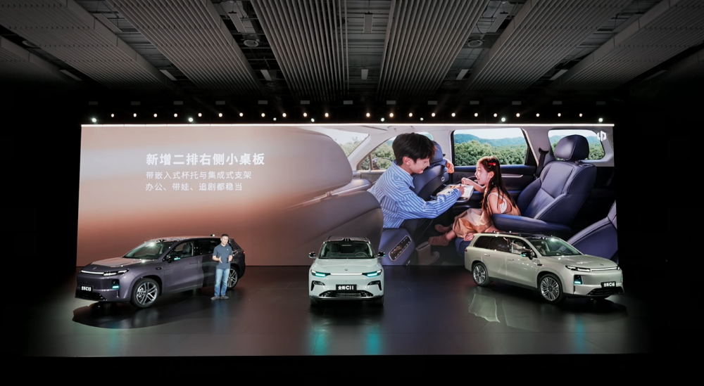 零跑发狠了！三款车17个版型一起上，打满12到17万市场