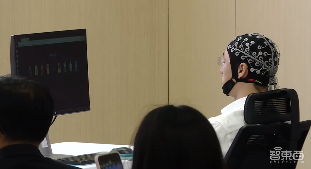 “意念”控制机器人！创新奇智新模型AInno-75B放大招，能看视频能画CAD，还外接脑机接口