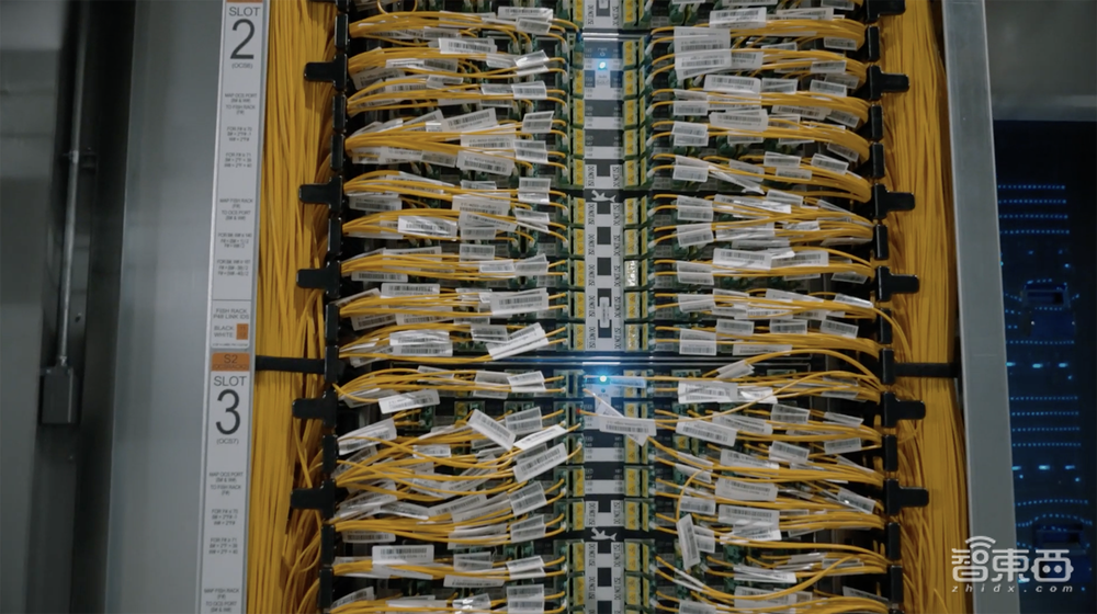 谷歌最新AI芯片发布！与英伟达黄仁勋同台，TPU系统实景曝光