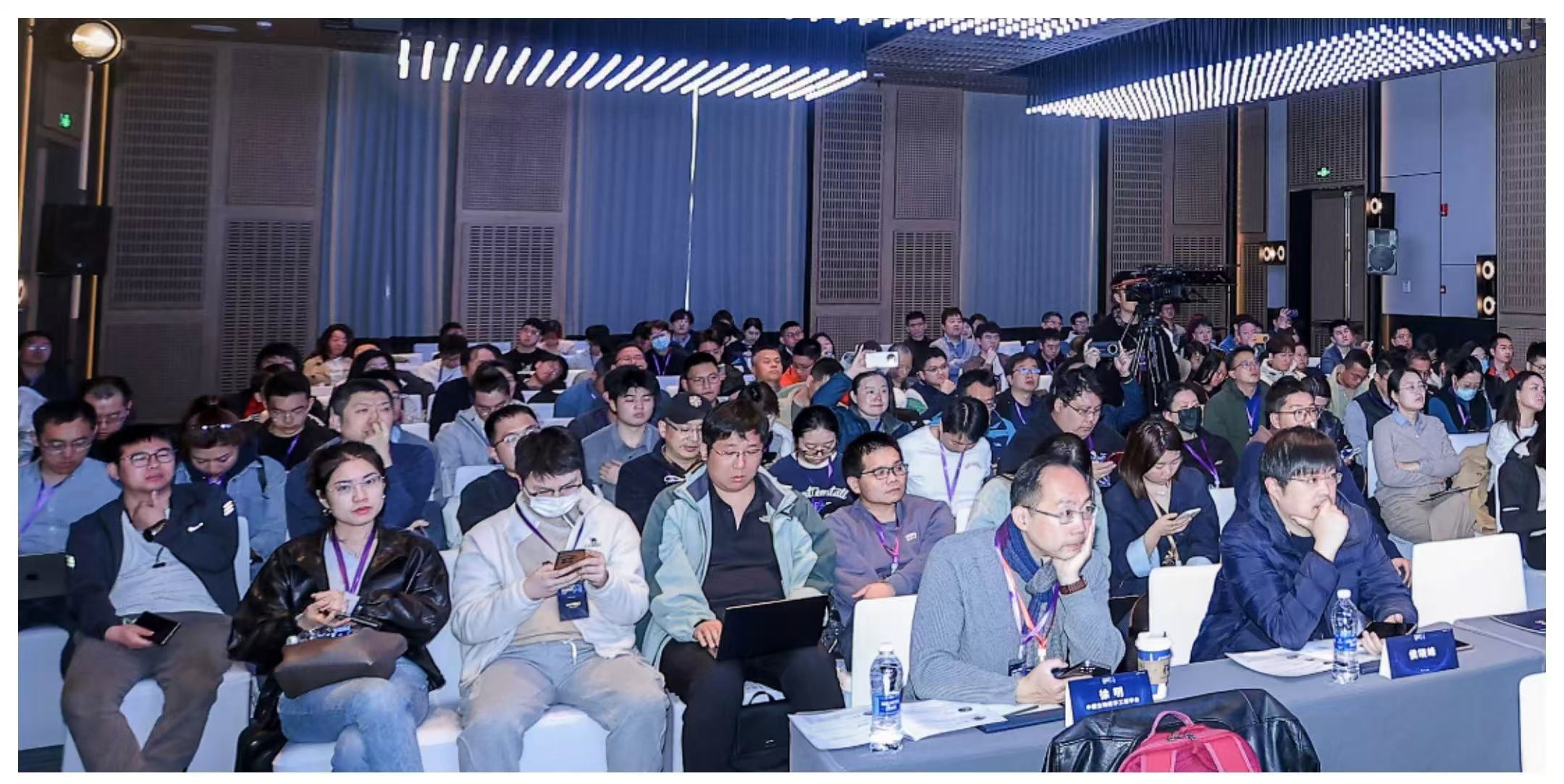 首届具身智能机器人大会定档11月,同期举行VLA、世界模型等三场研讨会!