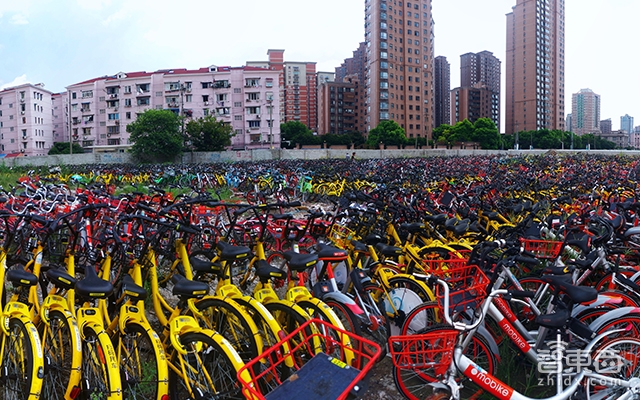 触目惊心的共享单车坟场!几十万辆被弃荒野无人管!