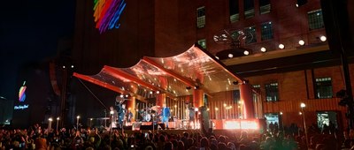 从车库到3万亿市值：苹果50年，8次变革重塑全球科技