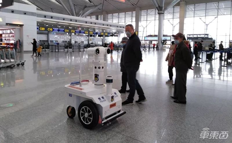 低速无人车集体上阵抗疫！扫地杀毒测体温，送药送菜真暖心