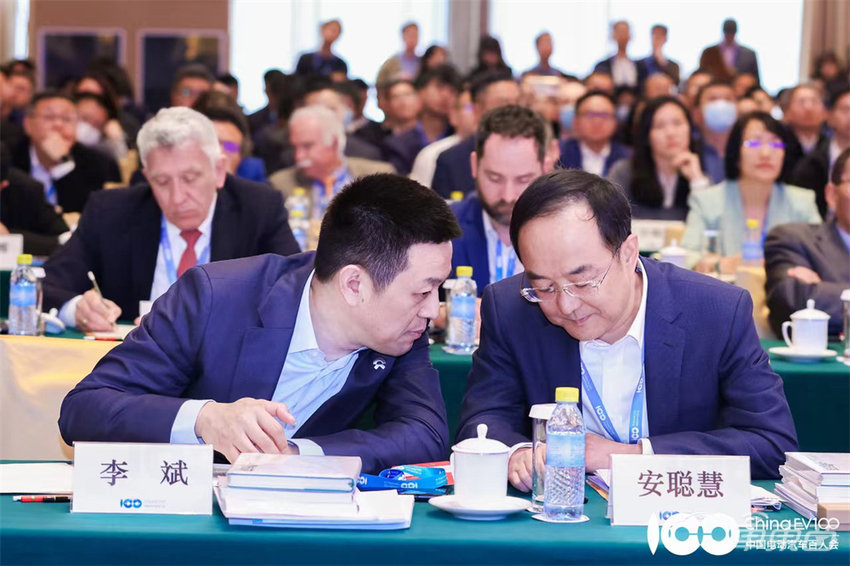 余承东当面称智驾体验比小鹏好!何小鹏首曝15万元新车!百人会首日大佬齐放狠话