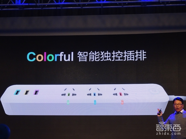 小智管家机器人亮相:能开关电灯电视 还能送大米鲜花