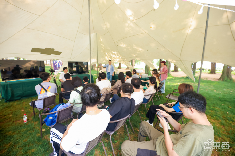 和德爷一起钻木取火,用VR体验东非探险之旅