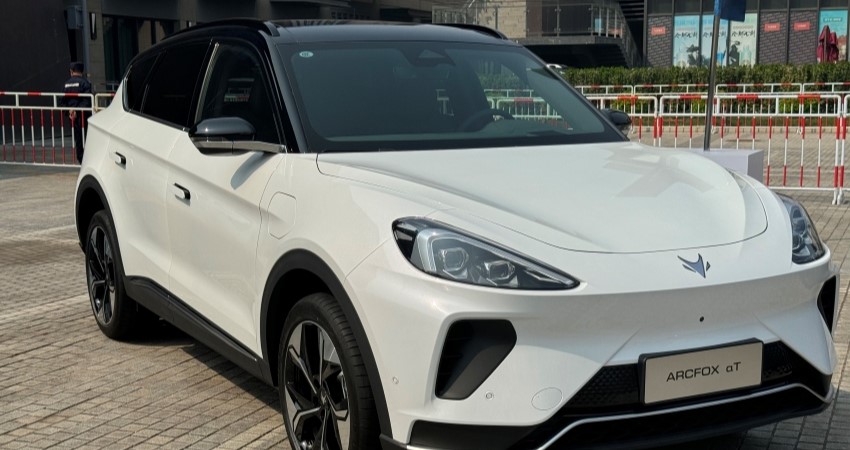 极狐大秀科技实力，三电、智能化、安全升级，2025年量产无线充电