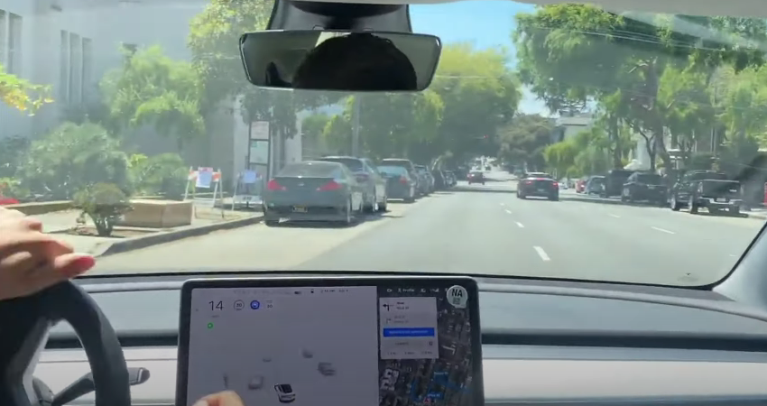 压线、逆行、无故左转，特斯拉最强FSD接连“翻车”