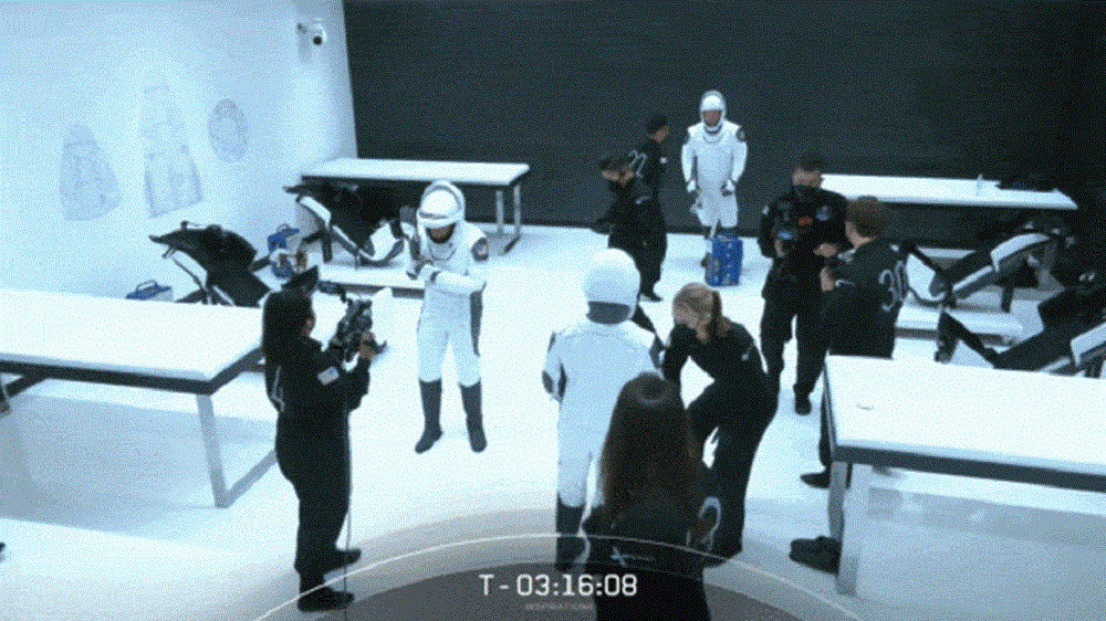 人类首个全平民太空旅行！马斯克送4位乘客去太空玩3天