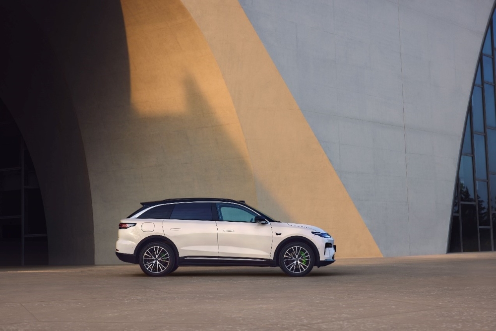 全新零跑C11 14.98万起售! 纯电标配800V,增程版续航1220km